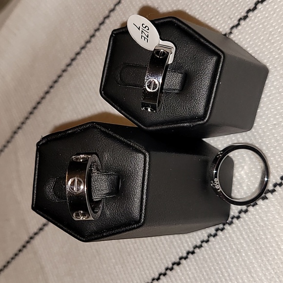 GREAT DEAL! CHECK MY PRICES COMPARED TO OTHERS "LOVE SCREW" 18K PLATED RING! - Picture 4 of 7